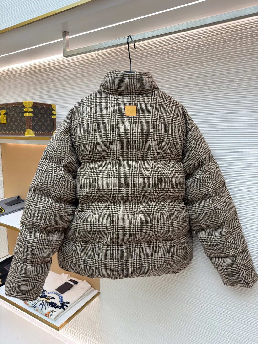LOUIS VUITTON Tweed Plaid Tunic Stand Collar Long Sleeve Cotton Jacket ●Original version: Purchased and developed by 28699 ●Item No.: 1682302-C95 ●Fabric: Alpaca fabric ●Technology: Made by positioning cutting machine ●Color: Camel ●Version: Fitted version ●Weight: about 1725 grams ●Size: S-M-L-XL ●Description: This plaid down jacket is made of high-count wool-blend plaid fabric. It has been woven and dyed to create a rich brown-toned plaid texture. The fabric has been pre-shrunk and anti-pilling finished to give both texture and durability. The filling is made of gold-matched velvet material of 90% white goose down and 10% white goose feather, which is evenly distributed through the three-dimensional lattice filling process to eliminate the problem of velvet running; the stand-up collar version adopts a double-layer composite lining to lock the temperature, and the placket is customized with matte metal snaps and resin buttons of the same color, which fits the overall retro texture. The left chest is inlaid with a hand-polished cowhide logo plate, and the edges are oil-sealed. Each stitch adopts a 3cm/12-needle precision sewing standard, combined with the seamless taping process of invisible pockets, integrating functionality and craftsmanship details, fully displaying ingenuity and craftsmanship. The overall wiring is straight and delicate, the fabric is comfortable and soft, and the color is consistent without color difference. It can be matched with the same style to create a fashionable look and control various occasions. Customized accessories, complete with three standards, same style for men and women!